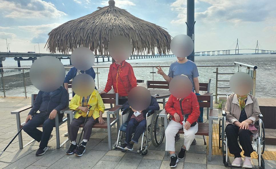 바닷가 정자 앞에서 찍은 가을 나들이 사진